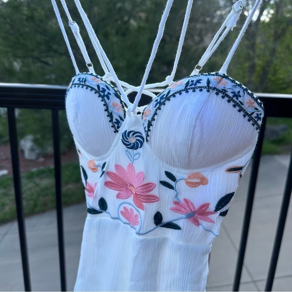 Whimsical White Embroidered Romper | Size 6 - Fits like a US Women’s Small - Picture 4 of 14